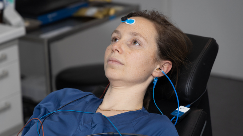 Een vrouw tijdens een BERA onderzoek (brain evoked response audiometry)