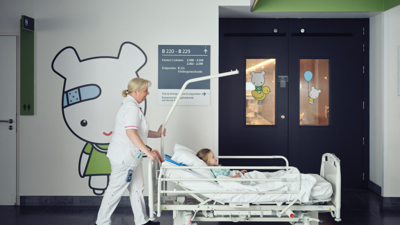 Verpleegkundige met kind op kinderdagziekenhuis