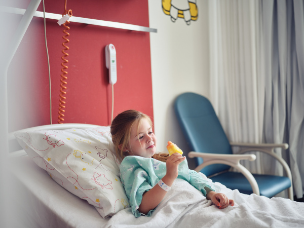 Kind krijg ijsje na ingreep op kinderdagziekenhuis