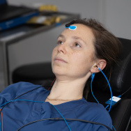 Een vrouw tijdens een BERA onderzoek (brain evoked response audiometry)