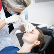 Een vrouwen tijdens een neusendoscopie met een kleine camera (endoscoop) in de neus